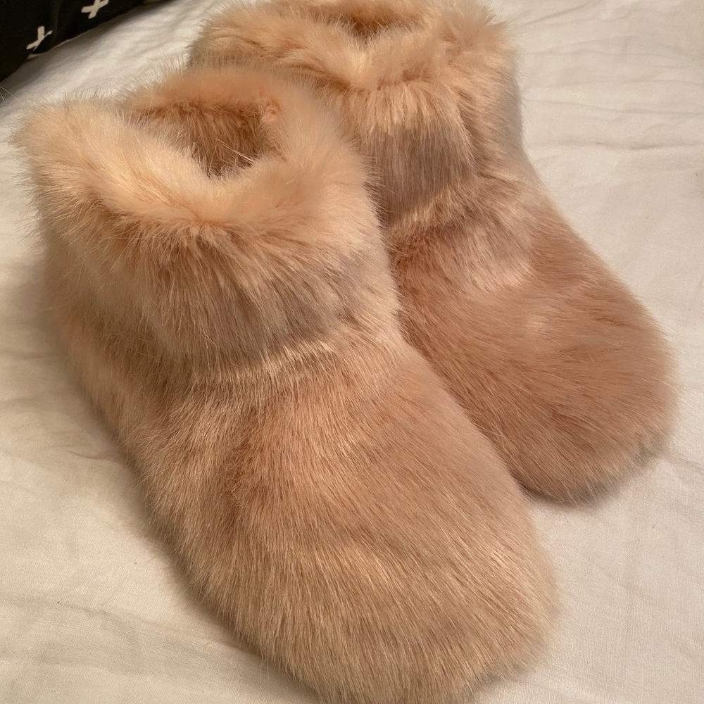UGG slippers size 8